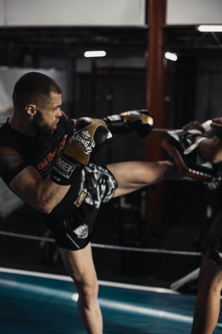 Entrenamiento de boxeo con guantes