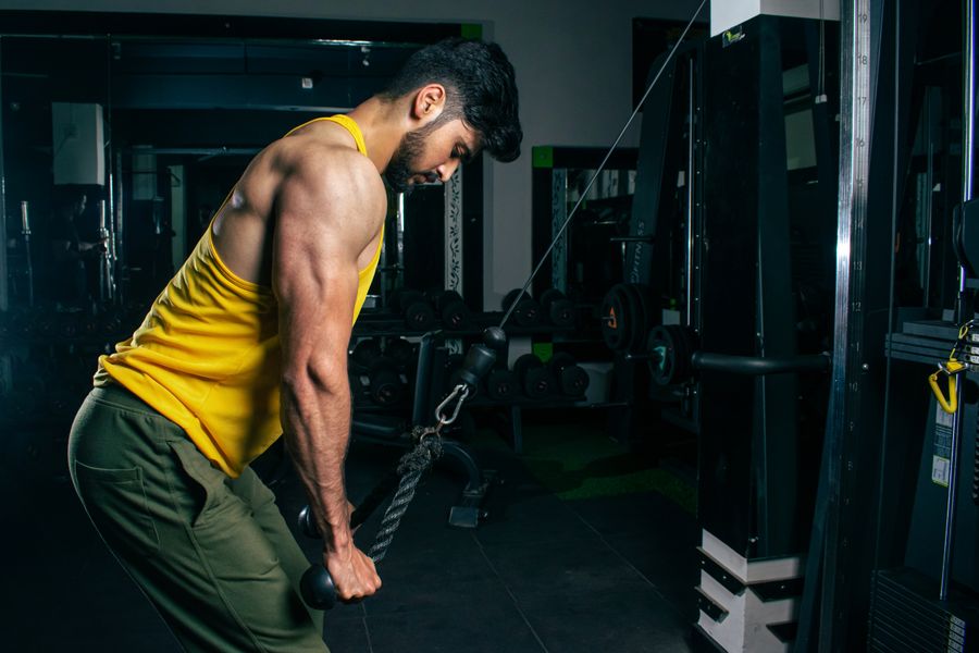 Persona entrenando en una máquina de musculación