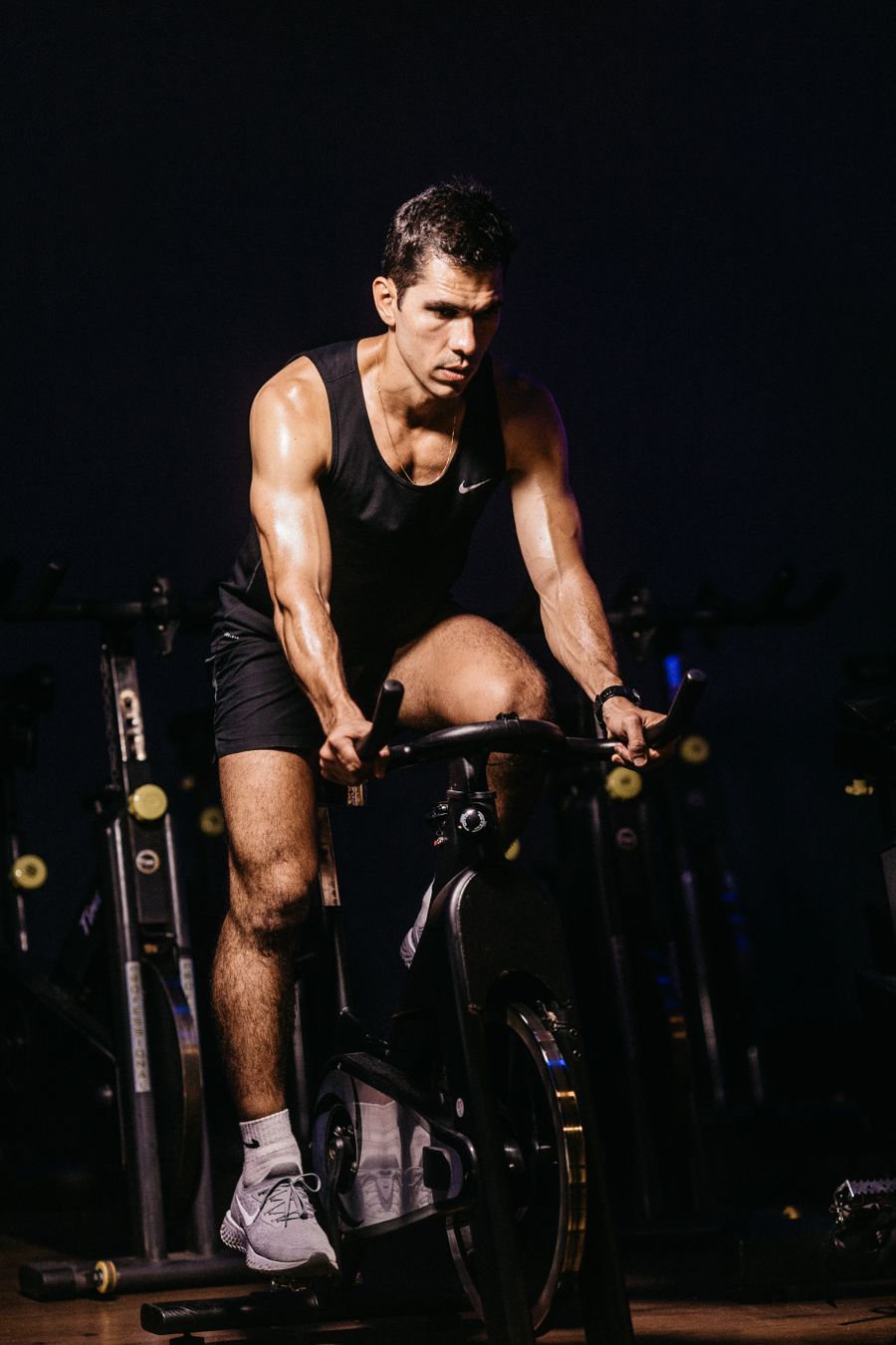 Clase de spinning en sala oscura